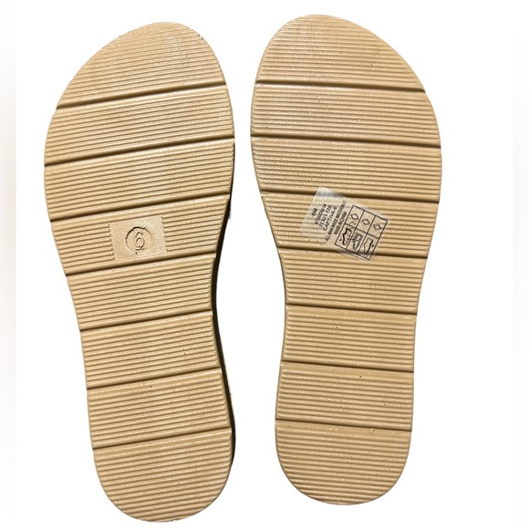 NEW Tan Studded Slide Flat Sandals Size 6 - Picture 3 of 5